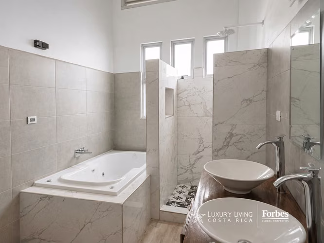 21510 - Villa Moderna de 3 Hab, Doble Altura, Jardín Amplio y Amenidades - Imagen 12
