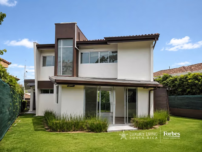 21510 - Villa Moderna de 3 Hab, Doble Altura, Jardín Amplio y Amenidades - Imagen 9