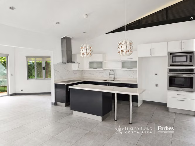 21510 - Villa Moderna de 3 Hab, Doble Altura, Jardín Amplio y Amenidades - Imagen 2