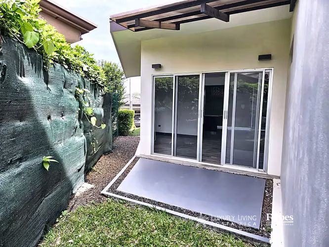 21510 - Villa Moderna de 3 Hab, Doble Altura, Jardín Amplio y Amenidades - Imagen 6