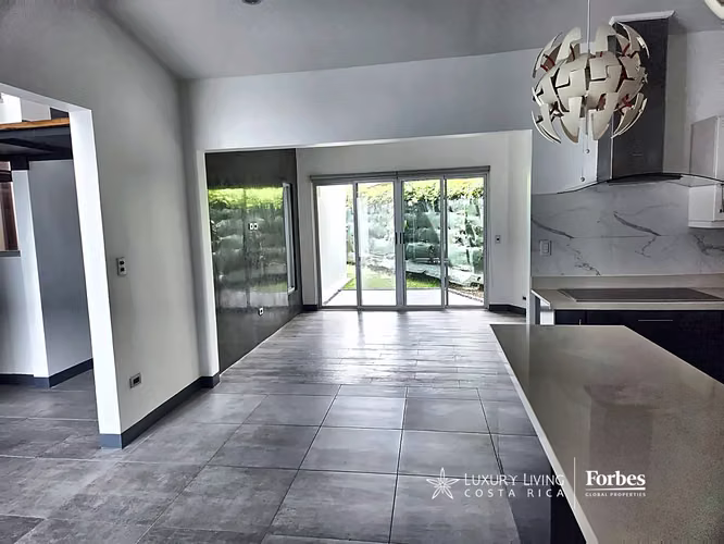 21510 - Villa Moderna de 3 Hab, Doble Altura, Jardín Amplio y Amenidades - Imagen 8