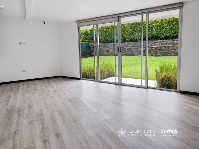 21510 - Villa Moderna de 3 Hab, Doble Altura, Jardín Amplio y Amenidades - Imagen 4