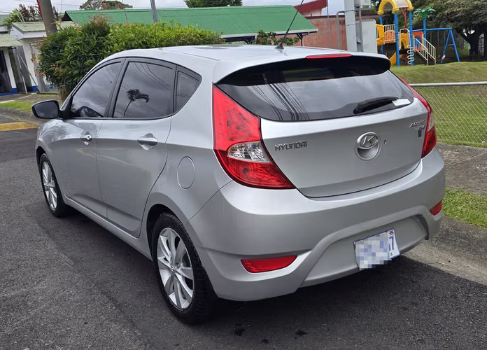 Carro en excelente estado con bajo kilometraje - Imagen 4