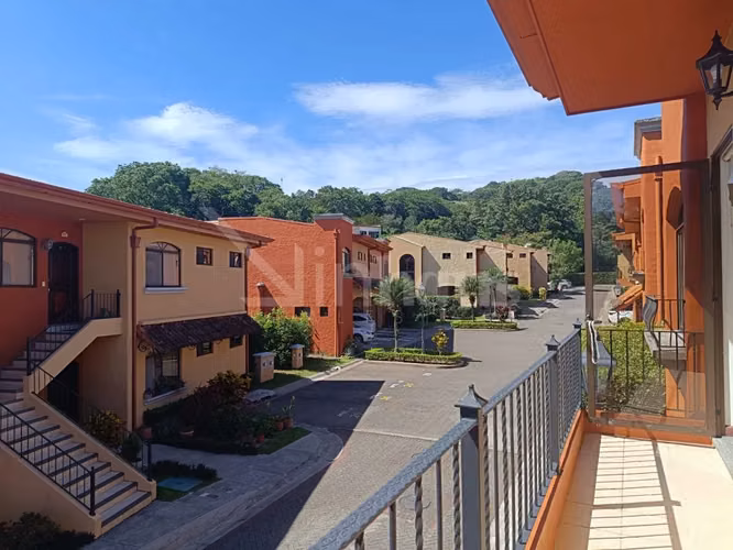 Venta de casa en condominio con habitación en primera planta - Imagen 2