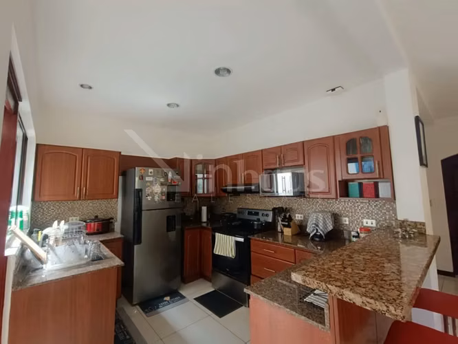 Venta de casa con 4 habitaciones en Condominio - Imagen 3