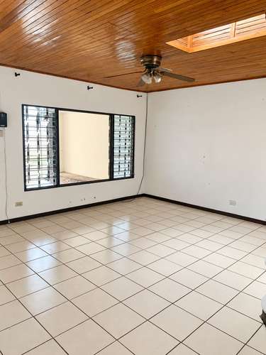 Oportunidad de inversión en Heredia Centro: casa, local comercial y apartamento