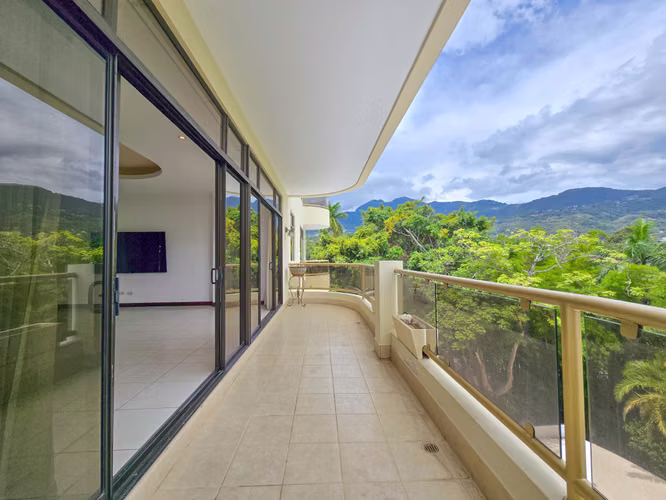 Apartamento de 219 m2 de 3 habit. + oficina y vista en San Rafael Escazú