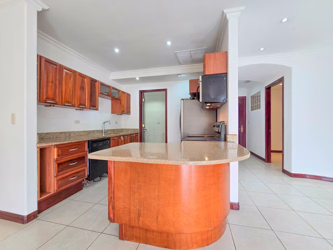 Apartamento de 219 m2 de 3 habit. + oficina y vista en San Rafael Escazú