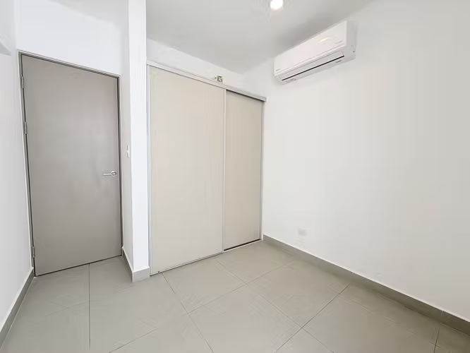 Alquiler casa c/ jardín,  2 parqueos techados, línea blanca, aire acondicionado - Imagen 13