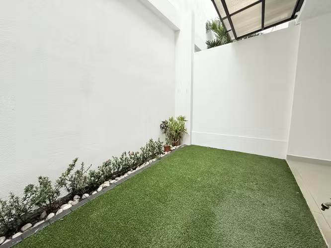 Alquiler casa c/ jardín,  2 parqueos techados, línea blanca, aire acondicionado - Imagen 9