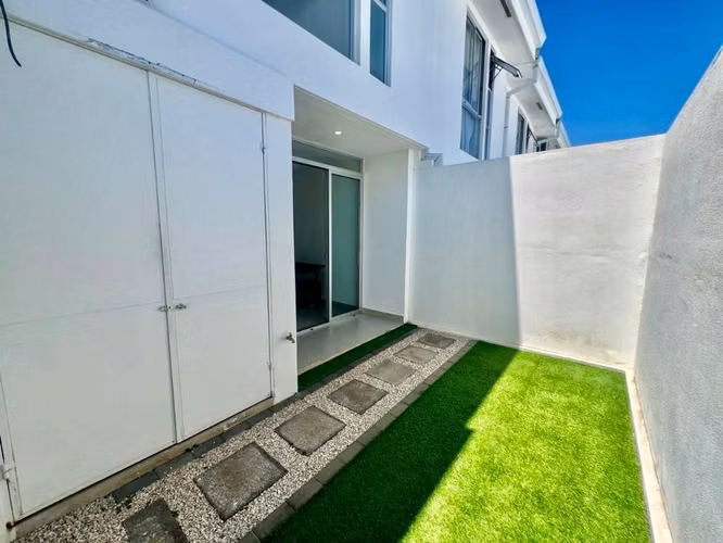 Alquiler casa con jardín,  2 parqueos techados - Imagen 6