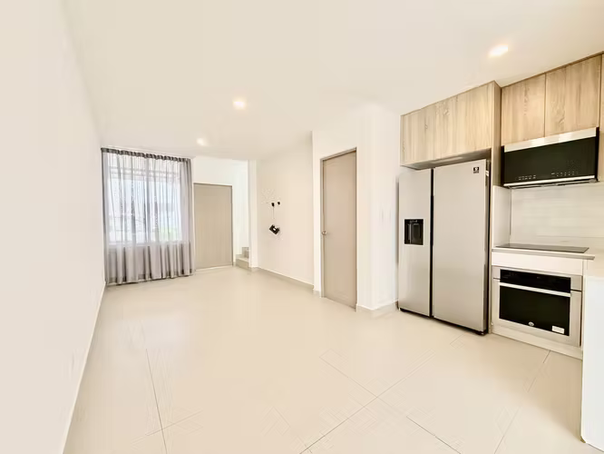 Alquiler casa c/ jardín,  2 parqueos techados, línea blanca, aire acondicionado - Imagen 3
