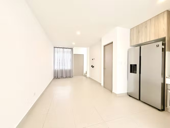 Alquiler casa c/ jardín,  2 parqueos techados, línea blanca, aire acondicionado - Imagen 6