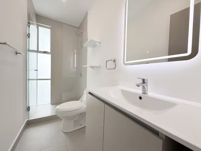 Alquiler casa c/ jardín,  2 parqueos techados, línea blanca, aire acondicionado - Imagen 15