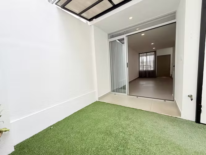 Alquiler casa c/ jardín,  2 parqueos techados, línea blanca, aire acondicionado - Imagen 7