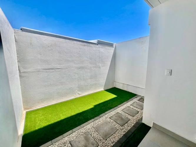 Alquiler casa con jardín,  2 parqueos techados - Imagen 5