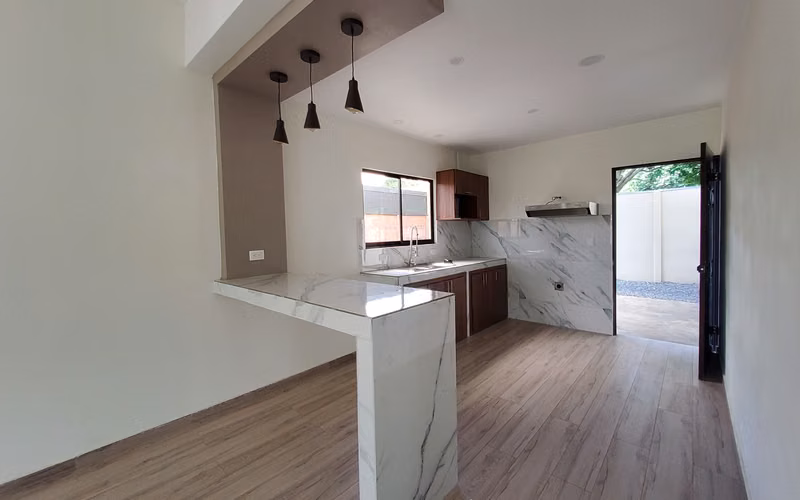 Casa en La Guacima 2 habitaciones 2 vehiculos - Imagen 3