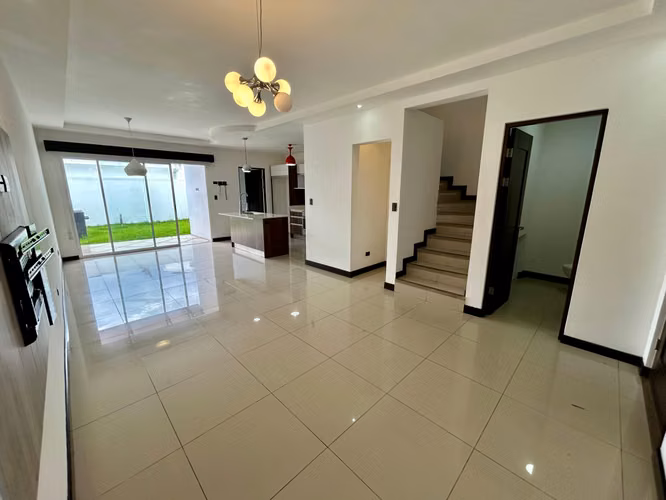 HERMOSA CASA EN VENTA DE 3 HABITACIONES | CONDOMINIO VISTA CATEDRAL, SANTO DOMINGO DE HEREDIA. - Imagen 3