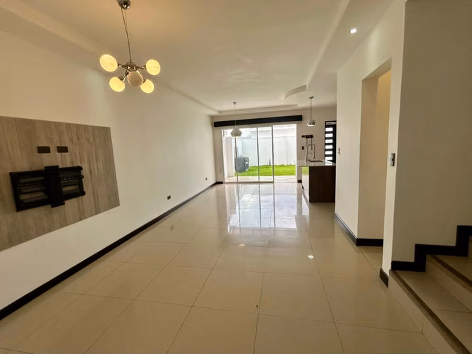 HERMOSA CASA EN VENTA DE 3 HABITACIONES | CONDOMINIO VISTA CATEDRAL, SANTO DOMINGO DE HEREDIA. - Imagen 2