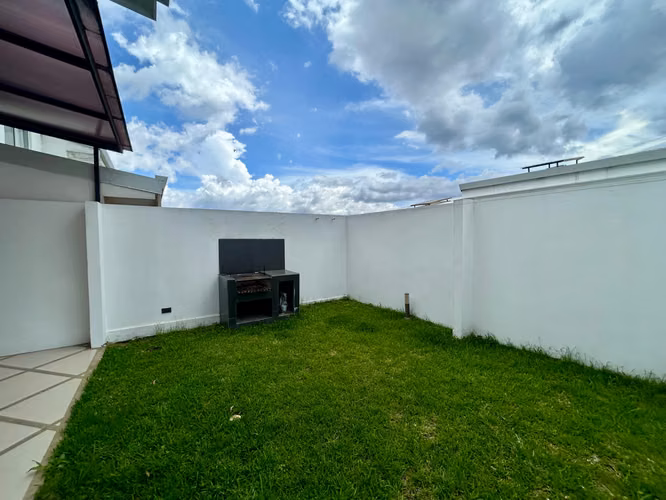 HERMOSA CASA EN VENTA DE 3 HABITACIONES | CONDOMINIO VISTA CATEDRAL, SANTO DOMINGO DE HEREDIA. - Imagen 7