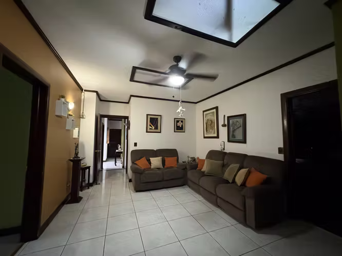 Casa VENTA amplio terreno, vista y piscina - Guachipelín Escazú