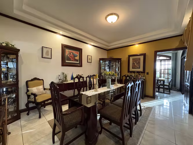 Casa VENTA amplio terreno, vista y piscina - Guachipelín Escazú