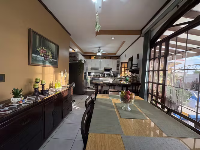 Casa VENTA amplio terreno, vista y piscina - Guachipelín Escazú