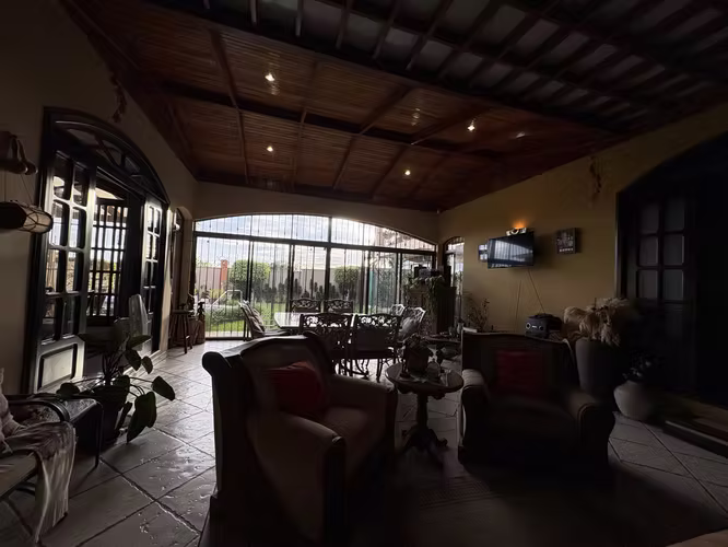 Casa VENTA amplio terreno, vista y piscina - Guachipelín Escazú