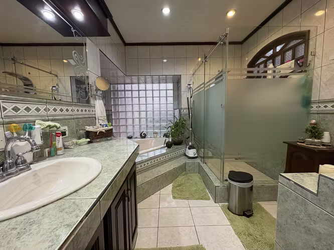 Casa VENTA amplio terreno, vista y piscina - Guachipelín Escazú