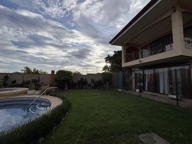 Casa VENTA amplio terreno, vista y piscina - Guachipelín Escazú