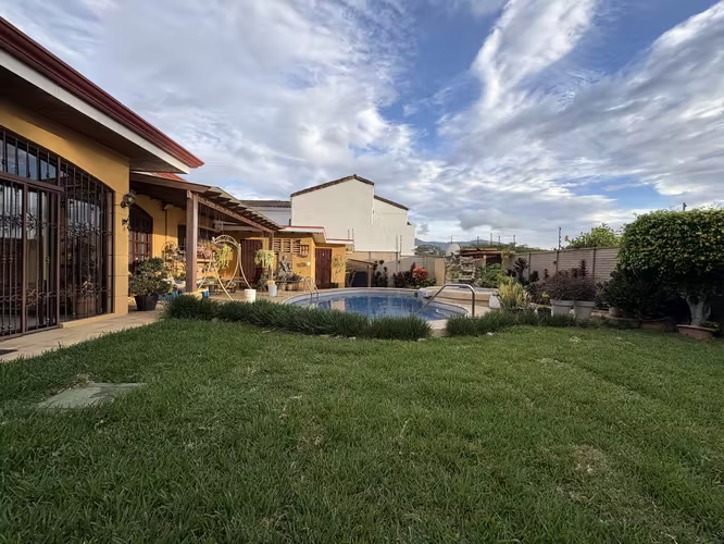 Casa VENTA amplio terreno, vista y piscina - Guachipelín Escazú