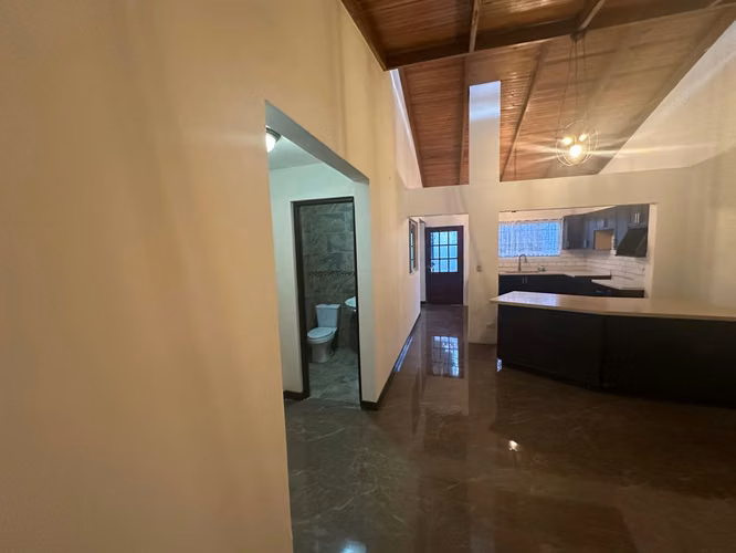 Venta de casa independiente de una sola Planta en Urbanización Bosques de Santa Ana. - Imagen 12