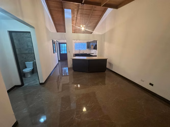 Venta de casa independiente de una sola Planta en Urbanización Bosques de Santa Ana. - Imagen 3