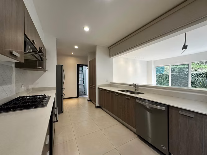 Casa en Alquiler con Línea Blanca en Condominio, Escazú - Imagen 1
