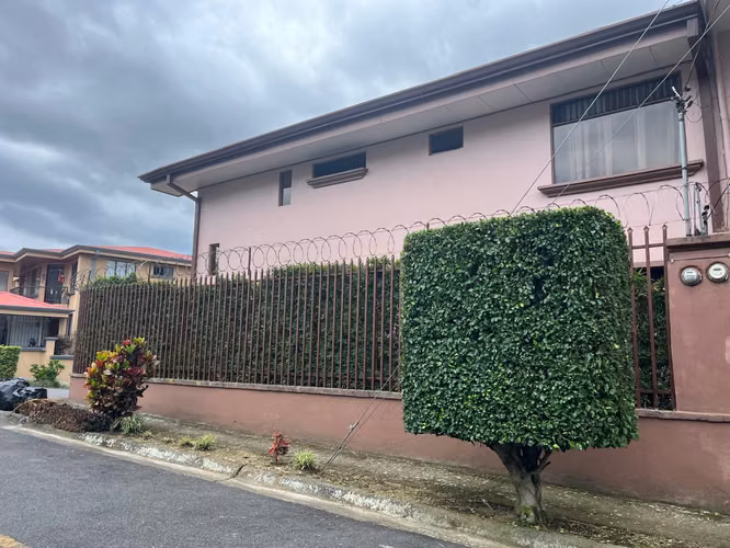 Espaciosa residencia en excelente ubicación - Imagen 8