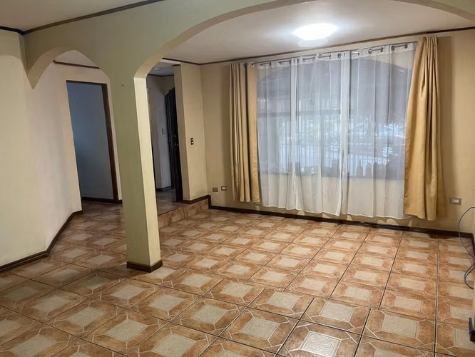 Espaciosa residencia en excelente ubicación - Imagen 2