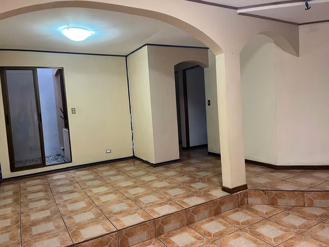 Espaciosa residencia en excelente ubicación - Imagen 1