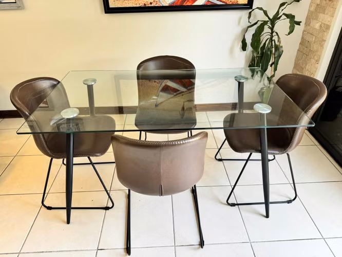 Mesa de comedor Ashley con 4 sillas