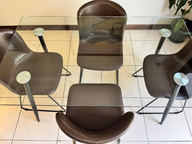 Mesa de comedor Ashley con 4 sillas