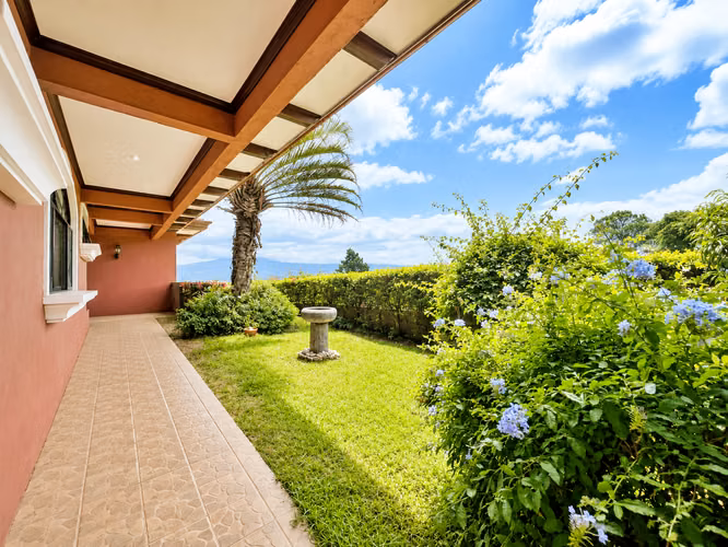Venta casa elegante con finos acabados en madera, Escazú. (MN) - Imagen 3