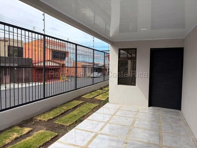 Venta de Casa Esquinera en Tibás-San Juan. 27-227