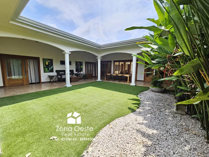 Venta amplia casa Trejos Montealegre, diseño único,  independiente, 1 planta