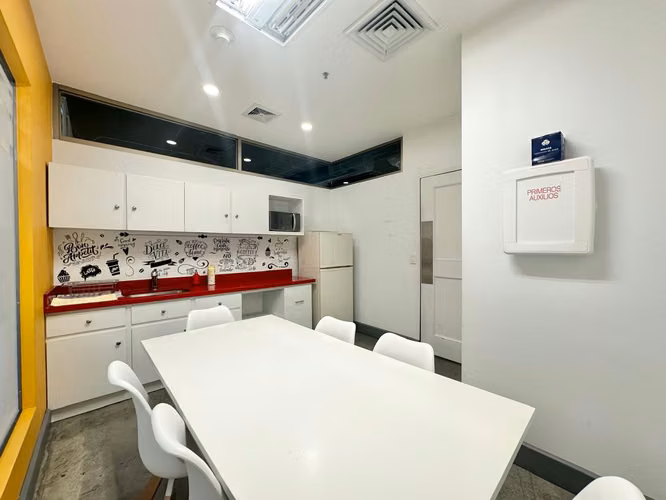 Centro Corporativo - Amueblada - Amplios espacios - Control de Acceso DISPONIBLE 1ero SETIEMBRE