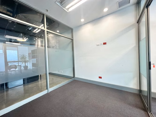 Centro Corporativo - Amueblada - Amplios espacios - Control de Acceso DISPONIBLE 1ero SETIEMBRE