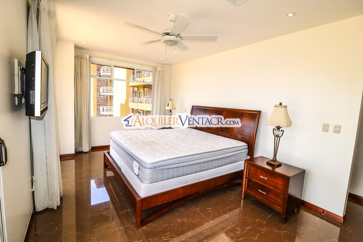 APARTAMENTO AMUEBLADO DE 210 M2 CON TERRAZA GRANDE Y VISTA EN ESCAZU - Imagen 15