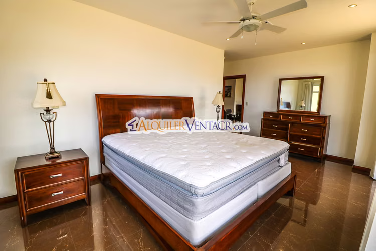 APARTAMENTO AMUEBLADO DE 210 M2 CON TERRAZA GRANDE Y VISTA EN ESCAZU - Imagen 16