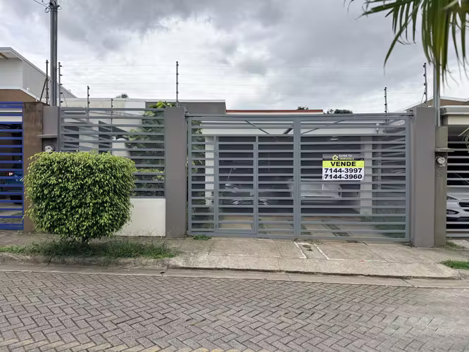 Casa en venta en Mercedes Norte, Colegio Claretiano, Heredia. 1 Planta.