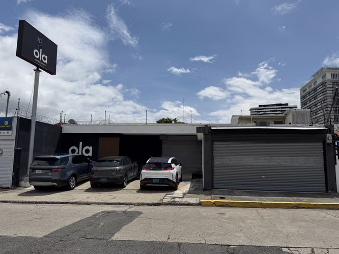 Alquiler de amplio local comercial en Rohrmoser.