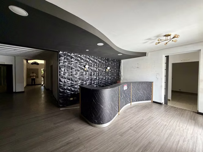 Alquiler de amplio local comercial en Rohrmoser. - Imagen 3