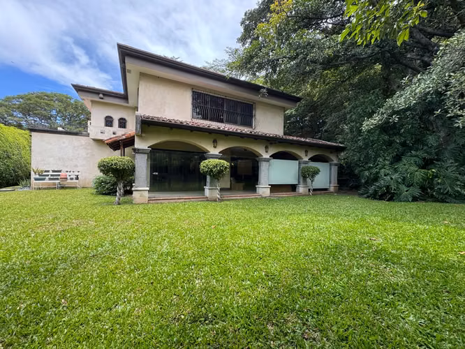 Venta de Casa en Condominio Villa Real, Santa Ana